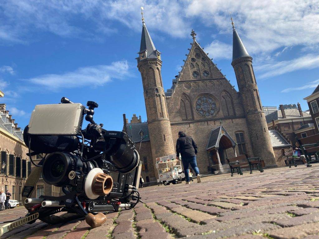 Camera op locatie bij het Binnenhof