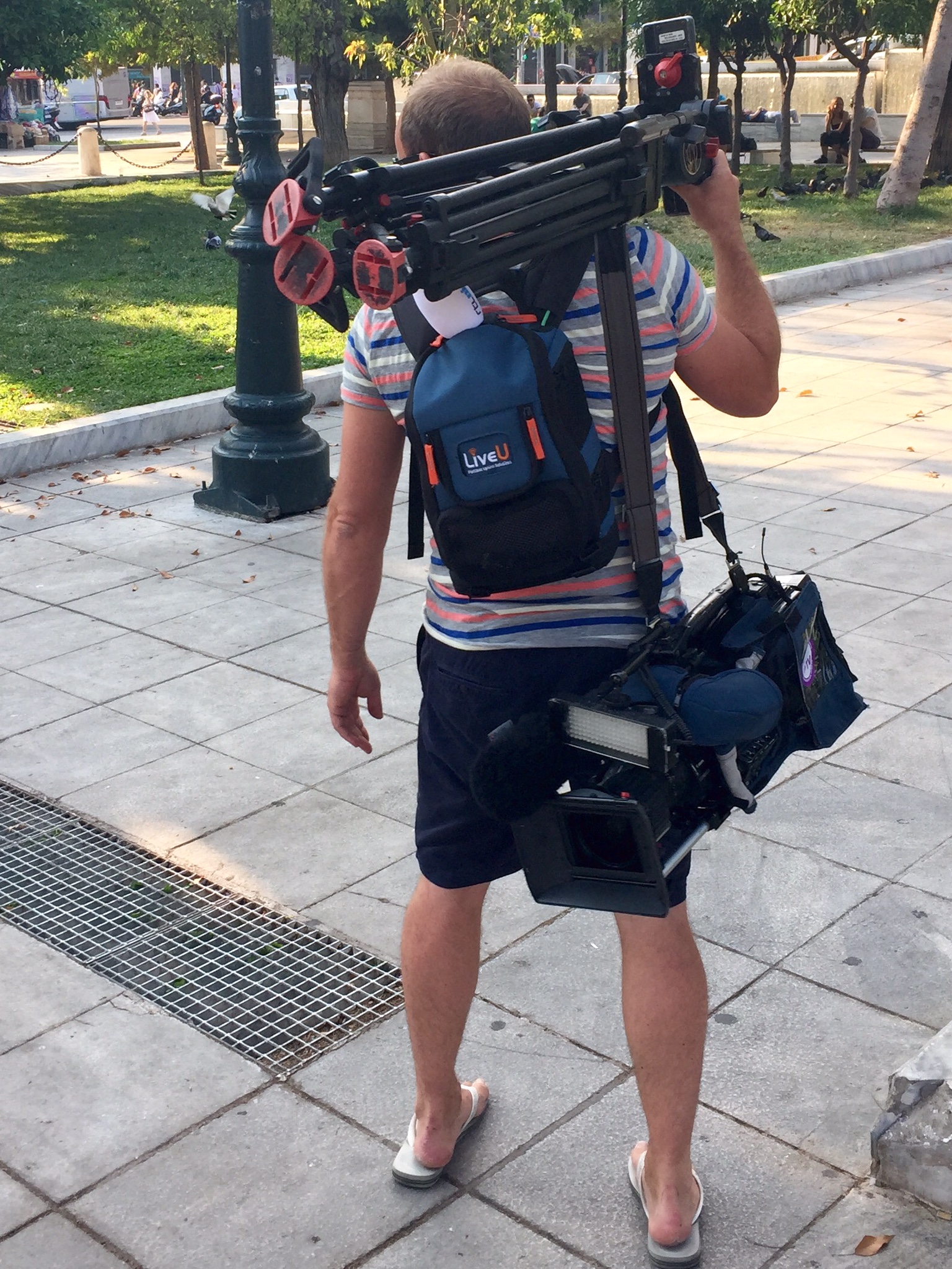 Thijs met camera, statief en LiveU-rugzak tijdens een RTL Nieuws-productie in Athene