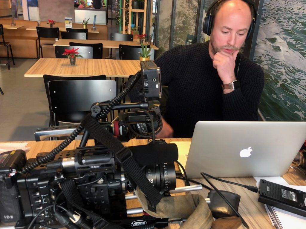 Montagewerkplek met laptop en camera-apparatuur